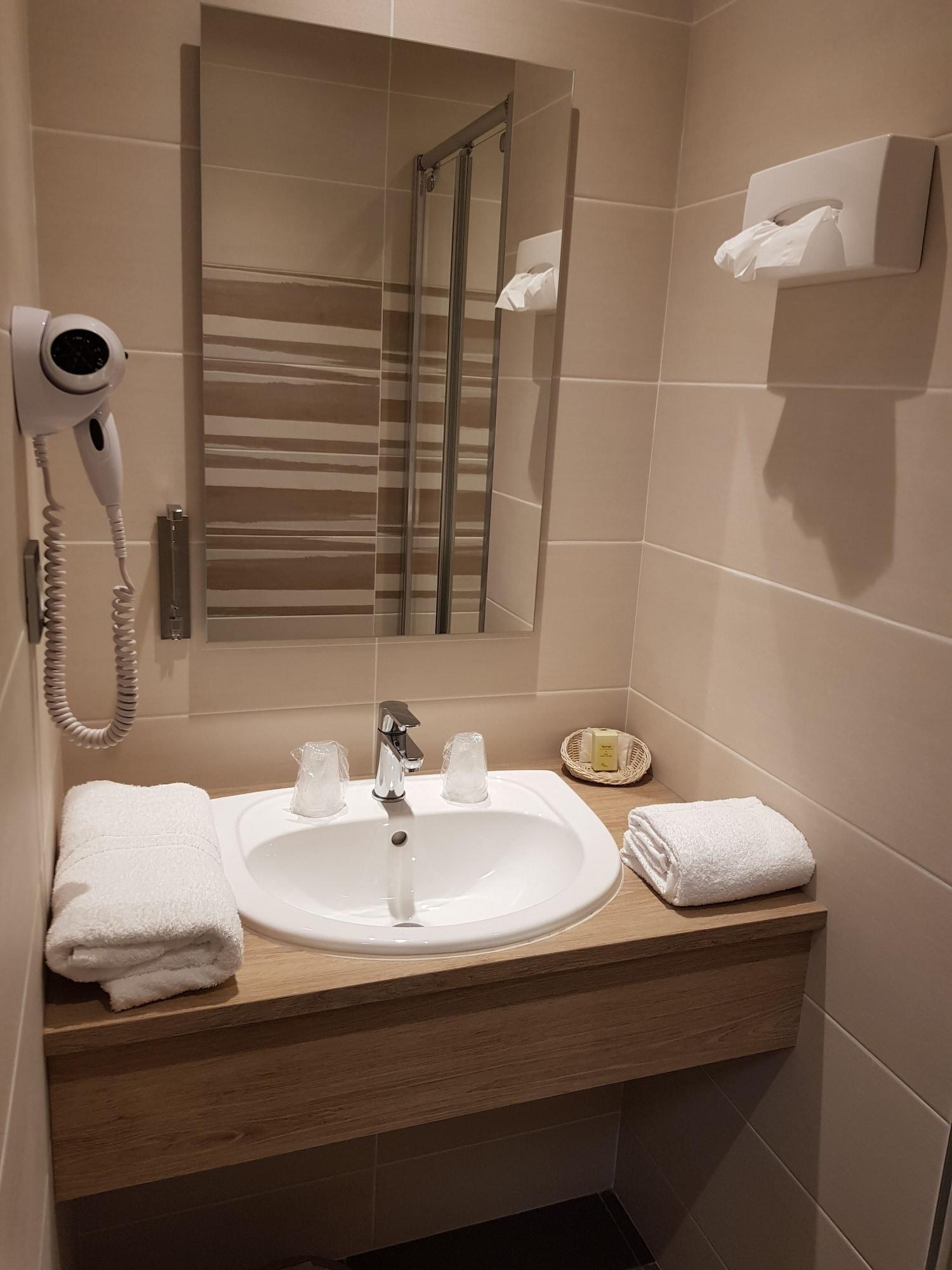 Logis Hotel A La Bonne Auberge Laval  Dış mekan fotoğraf