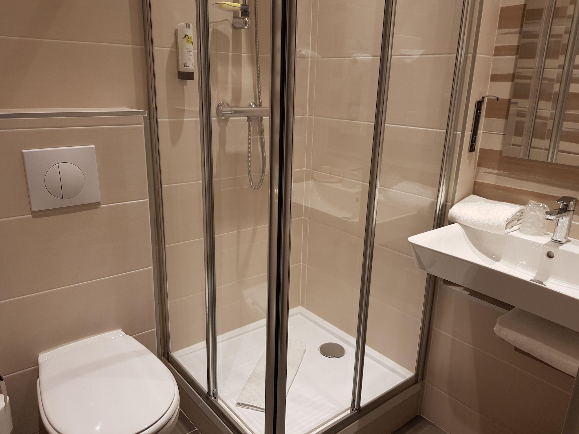 Logis Hotel A La Bonne Auberge Laval  Dış mekan fotoğraf